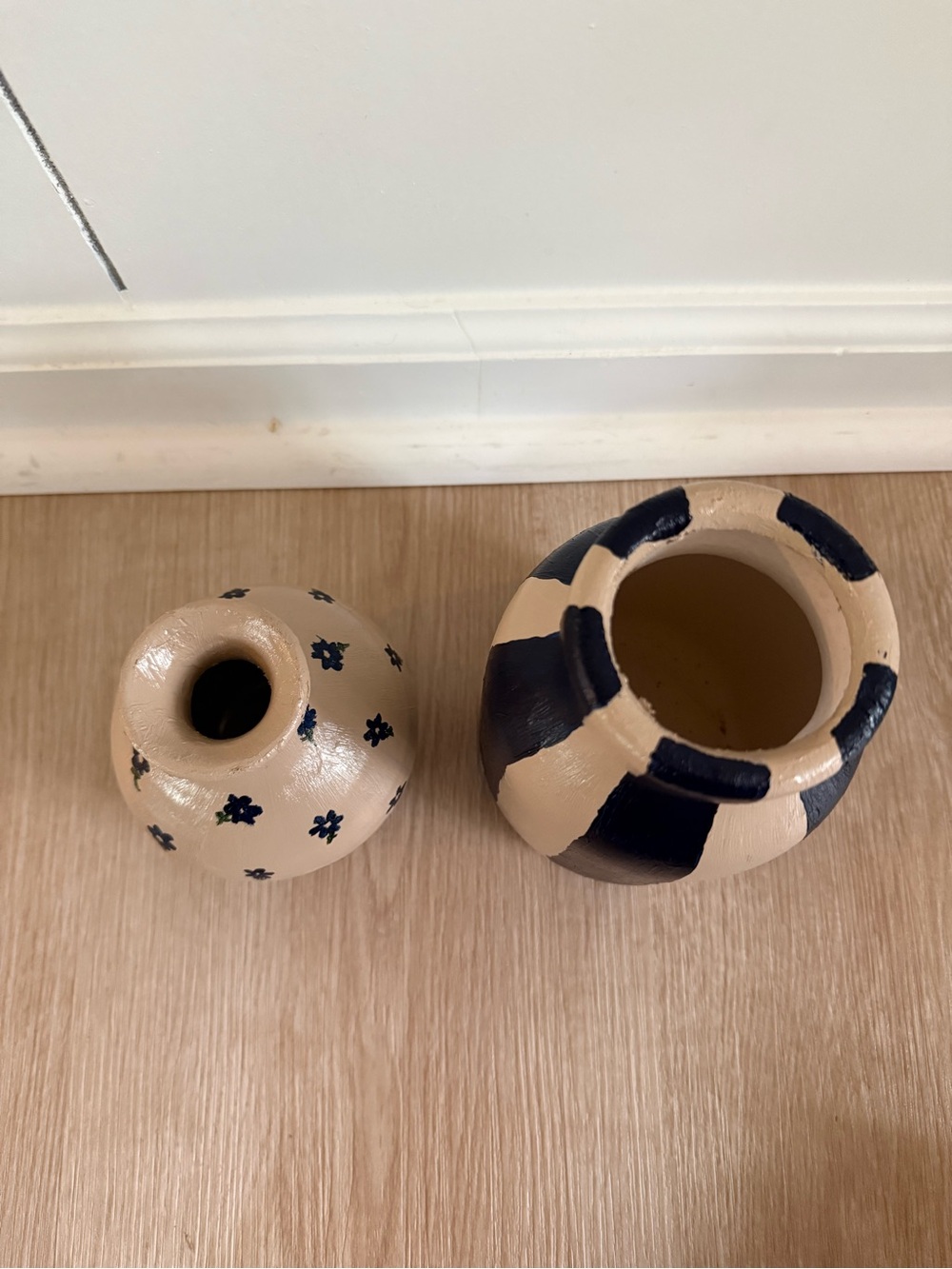 Bundle of Two Painted Vases - Picture 3 of 6